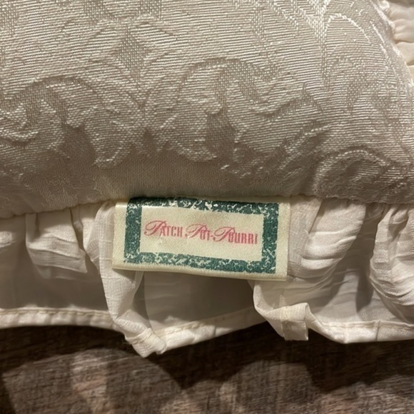 Patch potpourri ivory white satin lace pillow with rose detail - Picture 6 of 7